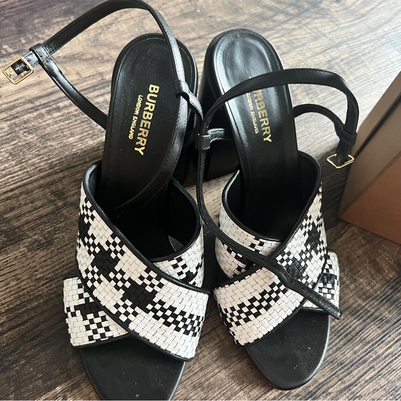 BURBERRY Checked basketweave leather sandals - Picture 6 of 14